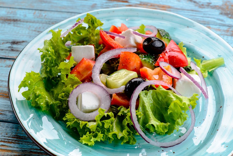 Какой салат нужно есть. Греческий салат. Греческий салат Ингредиенты. Салат по гречески. Продукты для греческого салата.